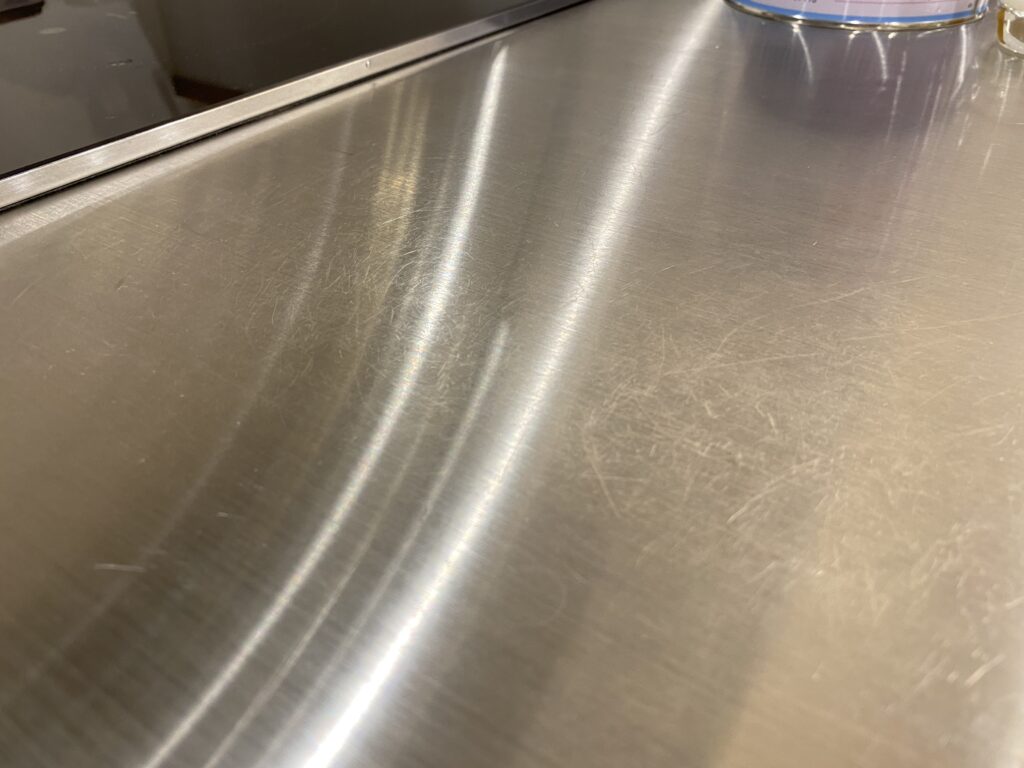 キッチン ステンレスワークトップを使って１年 どのぐら傷ついているのか ネジトラblog
